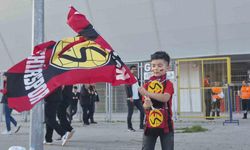 Kumbarasını Eskişehirspor’a Bağışlayan Minik Hüseyin Buğra’dan Tribünde Büyük Destek