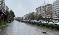 Eskişehir’de vatandaşlar karla karışık yağmura hazırlıksız yakalandı