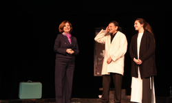 Başkan Ünlüce “Unutmak” oyununu izledi