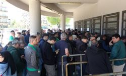 Bursaspor Kombinelerine Büyük İlgi: Taraftar Uzun Kuyruklar Oluşturdu