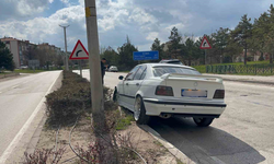 Direksiyon Hakimiyetini Kaybeden Sürücü Refüje Çıktı