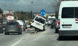 Eskişehir’de Korkutan Kaza: Araç Bariyerlerde Asılı Kaldı