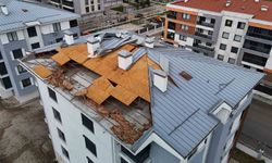 Eskişehir'de Şiddetli Rüzgar Binanın Çatısını Havaya Uçurdu