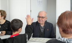 Gençler ve Yaşlılar Aynı Masada