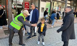 İyi Parti Tepebaşı Doktorlar Caddesinde Çocukları Sevindirdi