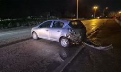 Eskişehir’de Kontrolden Çıkan Otomobil Duvara Çarptı