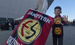 Kumbarasını Eskişehirspor'a Bağışlayan Minik Taraftar Stadyumda