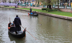 Porsuk’ta Gondol Keyfine Ördekler Eşlik Etti