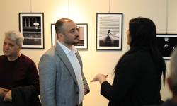 Turgut Özakman'da Siyah-Beyaz Kareler Sergide