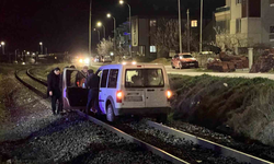 Yanlış yola giren sürücü raylarda kaldı