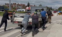 Bozulan Kamyoneti Birlikte İttiler