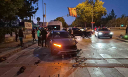 Eskişehir’de Kavşakta Çarpışan 2 Araçta 2 Yaralı