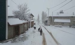 Eskişehir’de O İlçesine Kar Yağdı, Çocuklar Sevindi