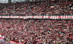 Tribünlerde İnanılmaz Tablo: Alt Ligdeki Köklü Çınar Taraftar Gücüyle Süper Lig Devlerine Meydan Okudu!