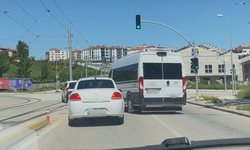 Servis Aracının Tehlikeli Hareketi Kazaya Davetiye Çıkardı