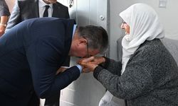 Vali Yılmaz’dan 84 Yaşındaki Ayşe Teyzeye Bayram Ziyareti
