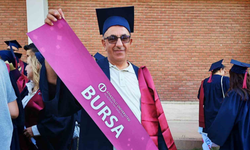 62 yaşında 10'uncu üniversite diplomasını aldı