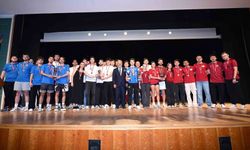 Anadolu Üniversitesi Sporun Yıldızlarını Ödüllendirdi
