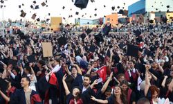 Anadolu Üniversitesi'nde 5 Bin 500 Mezun Kep Attı