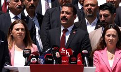 CHP'li Yalaz Genel Merkez Önünde Konuştu: “Önce Kurultay, Sonra İktidar”