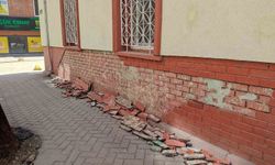 Eskişehir'de Cami Duvarından Tuğlalar Döküldü