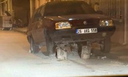 Eskişehir’de kütükler üzerine bırakılan otomobil dikkat çekti