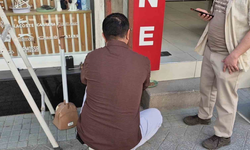 Eskişehir'de Tabelaya Sıkışan Kedi Kurtarıldı