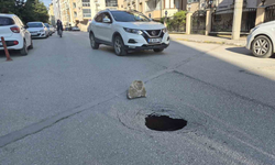 Eskişehir'de Yol Ortasında Çukur Oluştu