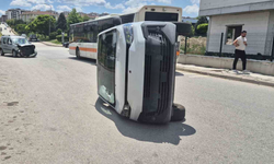 Hafif ticarinin çarptığı PTT aracı yan devrildi