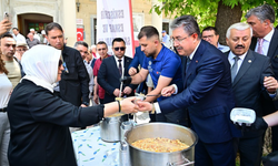 Vali Yılmaz, Vatandaşlara Aşure İkramında Bulundu