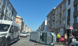 Eskişehir'de Çarpışan Hafif Ticari Araç Yan Yattı