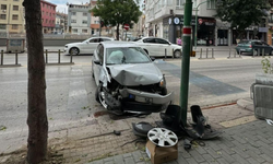Atatürk Caddesi'nde trafik kazası: Otomobil direğe çarptı