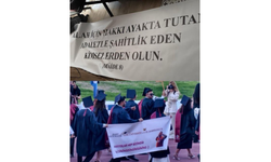 Anadolu Üniversitesi Mezuniyetinde Ayetli Pankart Gündem Oldu