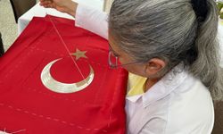 Eskişehir'de Türk Bayrağı Geleneksel Nakışla İşleniyor