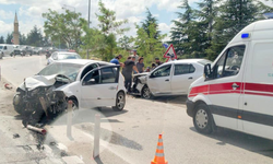 Eskişehir'de İki Otomobil Kafa Kafaya Çarpıştı: 2 Yaralı