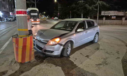 Eskişehir'de Otomobil Tramvay Direğine Çarptı: 1 Yaralı