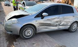 Eskişehir'de Kavşak Kazası: Otomobil Duvara Çarptı