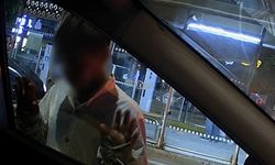 Kırmızı ışıkta araçların camına yapışarak para istediler