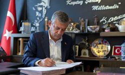 Özgür Özel ve 90 Milletvekili CHP'den İstifa Etti