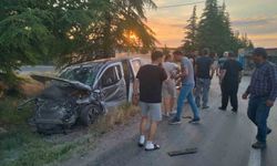 Seyitgazi Yolunda Kaza: 2 Kişi Yaralandı