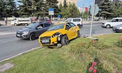 Eskişehir’de İki Otomobil Çarpıştı, Araç Refüje Çıktı