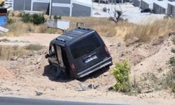 Eskişehir'de Hafif Ticari Araç Savruldu, 2 Kişi Yaralandı