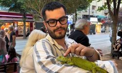 Eskişehir'de Evcil İguanasıyla Şehir Merkezinde Yürüyüşe Çıktı