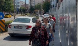 Eskişehir'de Kaldırımdaki İnşaat Paravanı Yayaları Trafiğin Ortasında Bıraktı