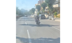 Eskişehir’de Motosikletlinin Tehlikeli Yolculuğu Kamerada