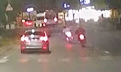 Eskişehir'de Otomobil ve Motosikletlerin Tehlikeli Yarışı Kamerada