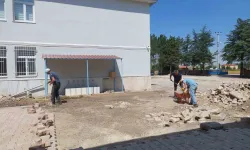 Şuhut’ta Öğrenciler İçin El Ele Verdiler: Okul Bahçesini Kendileri Düzenliyorlar