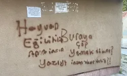 Eskişehir’de Apartman Duvarındaki Notlar Dikkat Çekti
