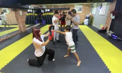 Eskişehir’de Aileler Kick-Boks Antrenmanında Ter Döktü