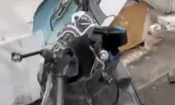 Eskişehir’de Binadan Düşen Taşlar Motosikletlere Zarar Verdi